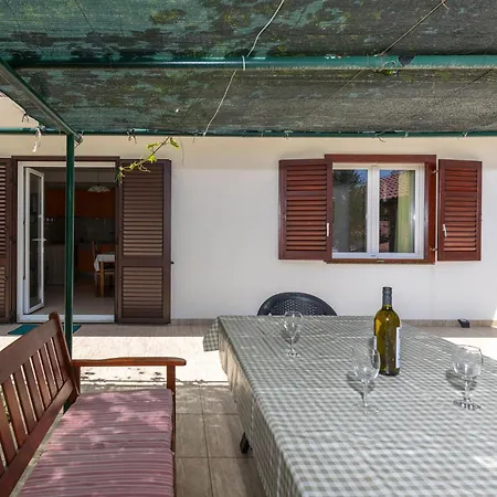 1 Bedroom Gorgeous In Appartamento Omišalj
