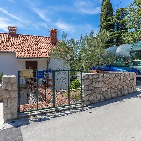 1 Bedroom Gorgeous In Apartament Omišalj